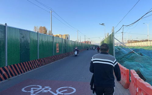 出行困境 立汤路机动车道拥堵致行人归家路漫漫